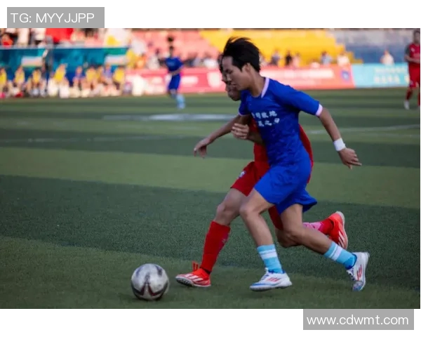 从小球场到世界舞台足球明星们的成长故事与梦想追逐