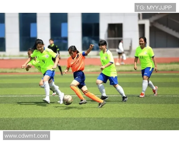 小学生足球明星解说带你领略校园绿茵场上的激情与梦想